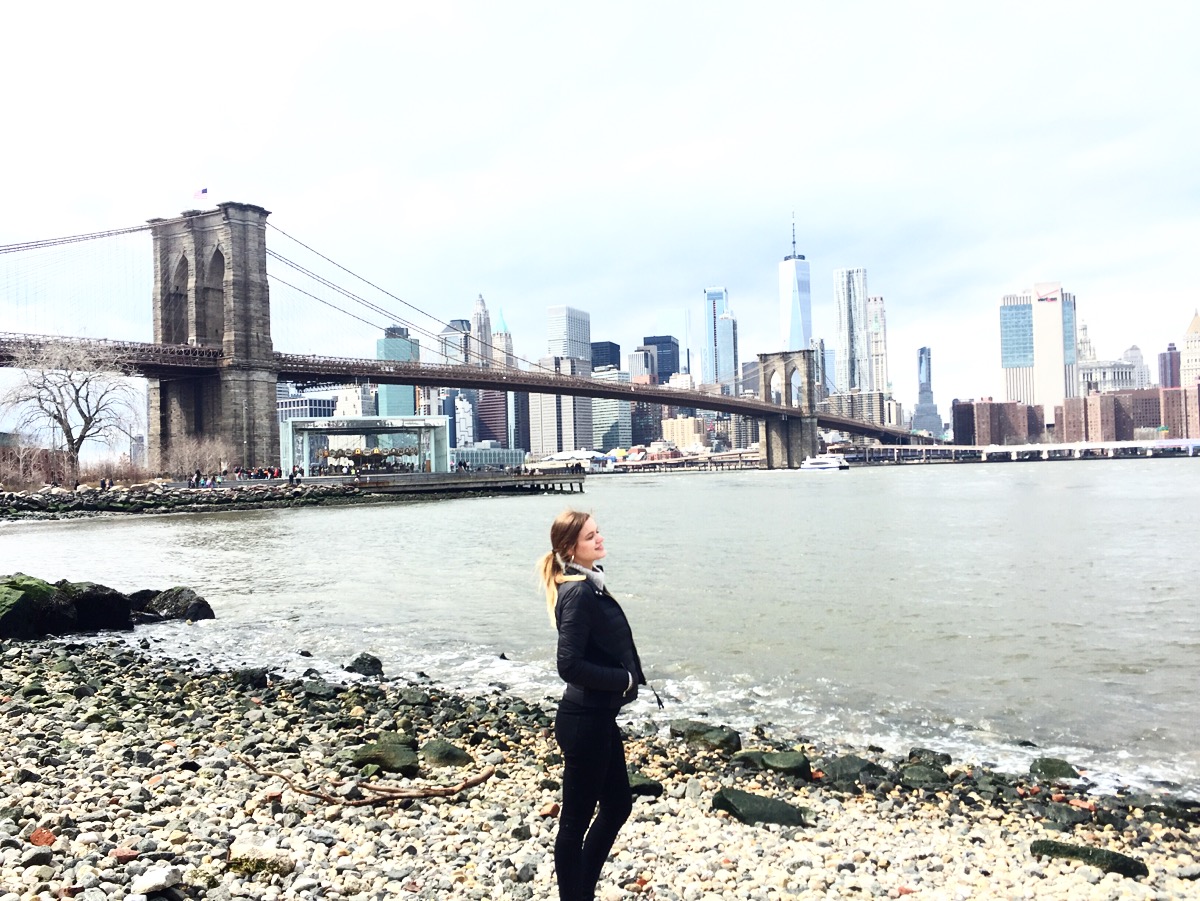 Vanessa posing in front of Brooklyn Bridge
